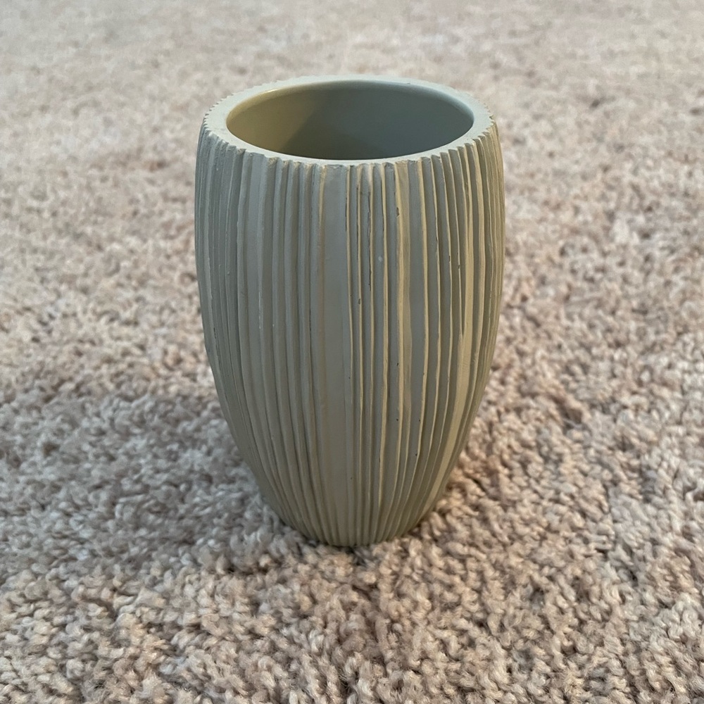 A holder - Picture 3 of 3